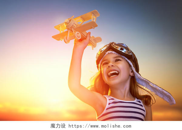 衬托在夕阳下玩着飞机模型的女孩微笑的小孩笑脸笑容六一儿童节61儿童节